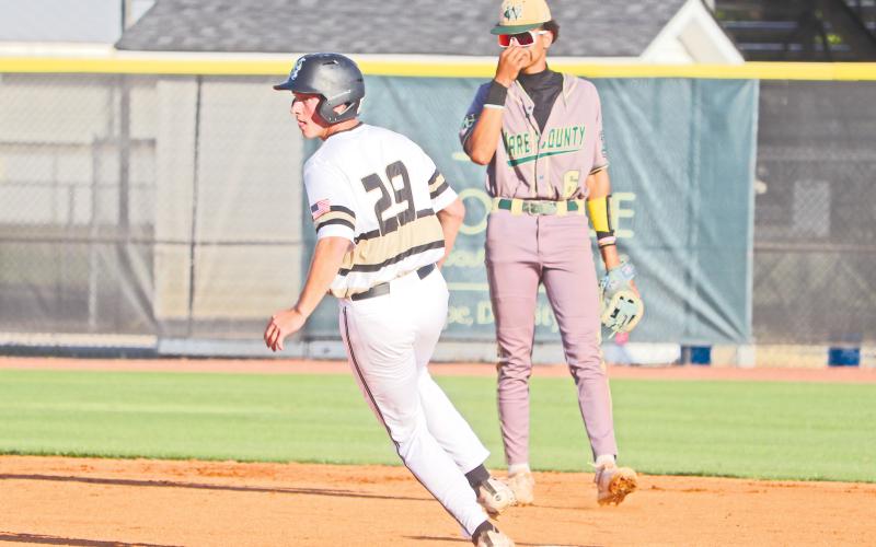 ERIC DENTY / Staff Gunner Campbell rounds second in play against the Ware County High Gators.