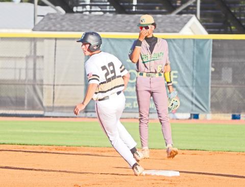 ERIC DENTY / Staff Gunner Campbell rounds second in play against the Ware County High Gators.  